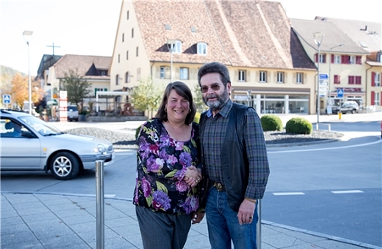 Übergabe: Dieter Bienek übergibt an Manuela Brodmann. Fotos: Martin Staub
