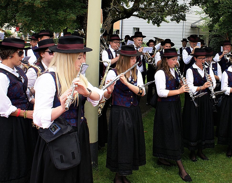 <em>Auftakt zum Apéro: </em>Marsch mit dem Musikverein Horgenzell aus Deutschland.Foto: Jürg Jeanloz