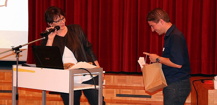 <em>Engagierten sich für die Vereinsgründung: </em>Regina Weibel, Vorsitzende der Gemeindepräsidentenkonferenz Laufental, überreicht Thomas Boillat, Wirtschaftsförderer Laufental/Schwarzbubenland ein Präsent.Foto: Gaby Walther