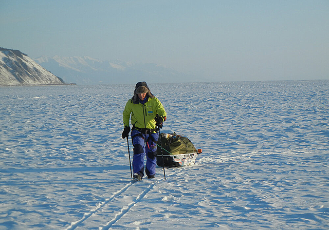 Unterwegs mit dem Snowkite: Michael Gauer trotzt der eisigen Kälte von bis zu minus 45 Grad Celsius.  Foto: zvg