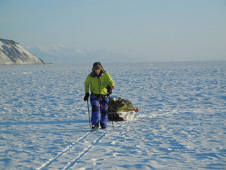 Unterwegs mit dem Snowkite: Michael Gauer trotzt der eisigen Kälte von bis zu minus 45 Grad Celsius. Foto: zvg