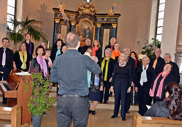 «O du liebs Ängeli»: Der Gemischte Chor Nunningen unter Leitung von Marco Beltrani.   Foto: Roland Bürki