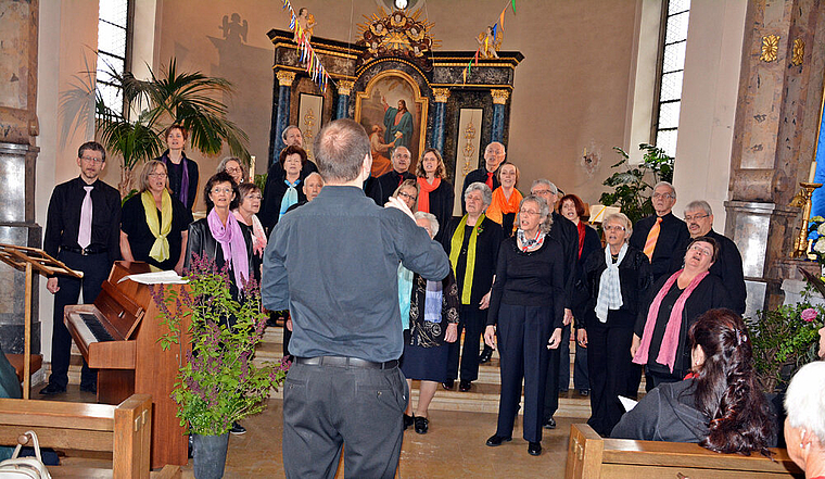 «O du liebs Ängeli»: Der Gemischte Chor Nunningen unter Leitung von Marco Beltrani. Foto: Roland Bürki