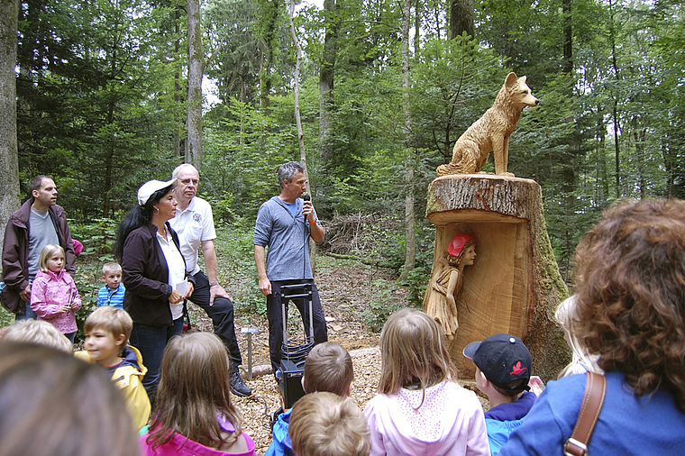 Waren im Holz verborgen: Das Rotkäppchen von Christof Burkhardt lächelt. Kennt es bereits den Ausgang der Geschichte? Foto: Axel Mannigel