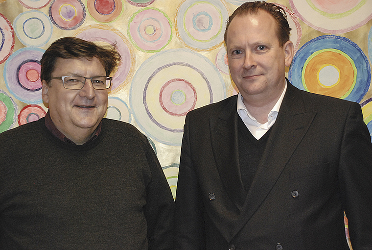 Der Kirche Farbe geben: Martin Plattner und Martin R. Schütz, der alte und der neue Präsident, vor dem bunten Kreisbild im Gemeindehaus (v. l.) Foto: Thomas Brunnschweiler