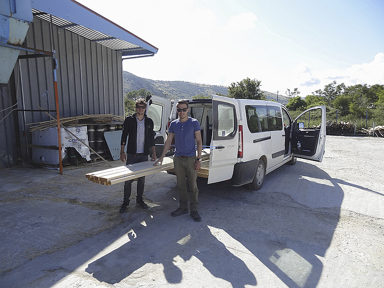 Einsatz für die Flüchtlinge: Mario Bless (l.) und Sebastian Ramseier organisierten Baumaterial. Foto: ZVG