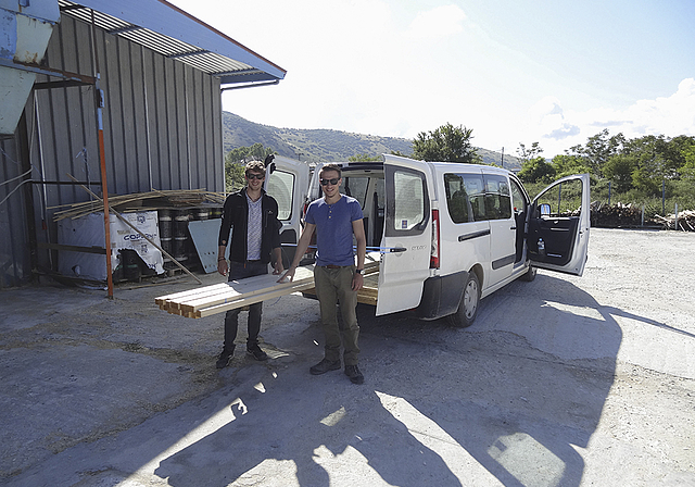 Einsatz für die Flüchtlinge: Mario Bless (l.) und Sebastian Ramseier organisierten Baumaterial. Foto: ZVG