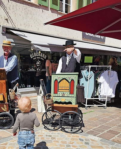Was wäre ein Markt ohne Drehorgelspieler?: Ein junger Fan staunt über die Musik, die aus den «Kästen» strömt. Fotos: Melanie Brêchet