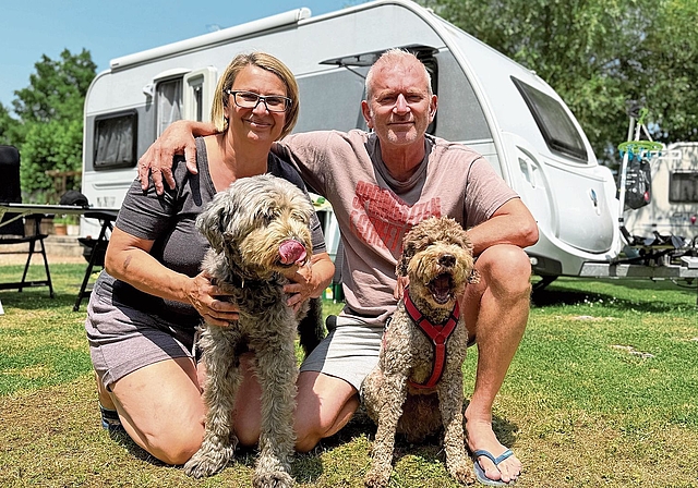 Vom Laufental nach Obterre: Thomas Neyerlin und Sibylle Lusis auf ihrem Campingplatz. Foto: zVg