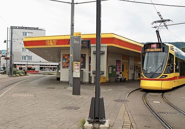 Platz für neue Entwicklung: Würde das Tram durch die Hauptstrasse weiter in Richtung Bahnhof Aesch fahren, 
wäre die Schlaufe überflüssig. Foto: Tobias Gfeller