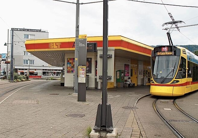 Platz für neue Entwicklung: Würde das Tram durch die Hauptstrasse weiter in Richtung Bahnhof Aesch fahren, 
wäre die Schlaufe überflüssig. Foto: Tobias Gfeller