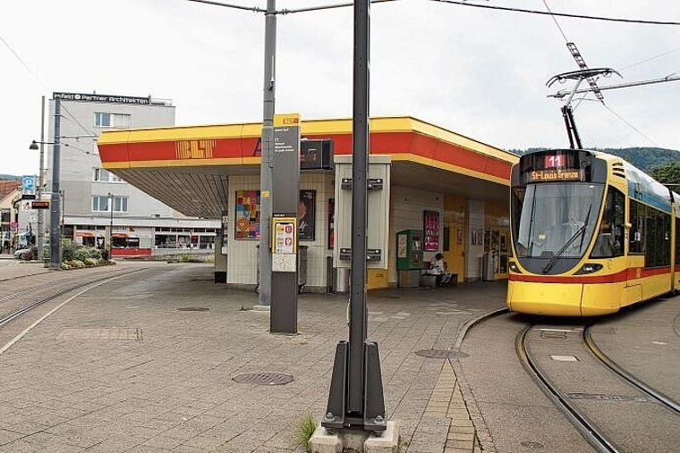 Platz für neue Entwicklung: Würde das Tram durch die Hauptstrasse weiter in Richtung Bahnhof Aesch fahren,
wäre die Schlaufe überflüssig. Foto: Tobias Gfeller