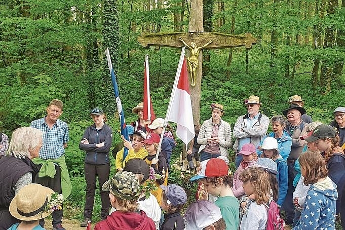 Mit Hutschmuck der Grenze entlang: Am Banntag in Gempen nahmen auch zahlreiche Kinder teil. Die Teilnehmerinnen und Teilnehmer haben ihre Hüte traditionell mit Blumen geschmückt. Foto: Bürgergemeinde Gempen