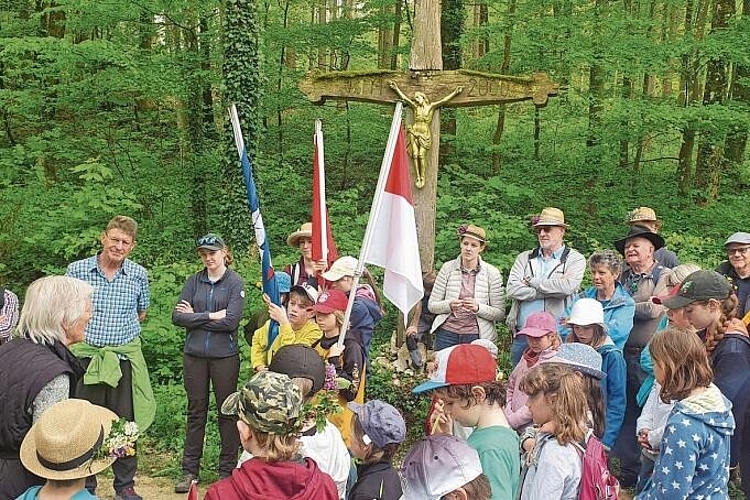 Mit Hutschmuck der Grenze entlang: Am Banntag in Gempen nahmen auch zahlreiche Kinder teil. Die Teilnehmerinnen und Teilnehmer haben ihre Hüte traditionell mit Blumen geschmückt. Foto: Bürgergemeinde Gempen