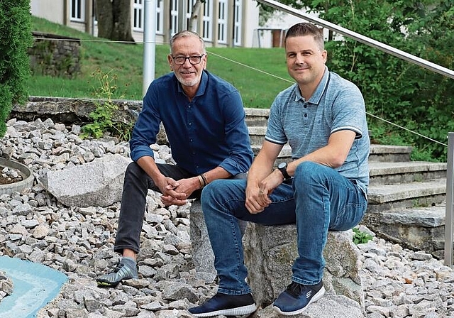 Viel Verantwortung in neuen Händen: Markus Mayer (l.) übergibt nach 17 Jahren seinem jüngeren Kollegen Roger Platzgummer die Verantwortung für die KTW in Breitenbach. Foto: CARLO LANG