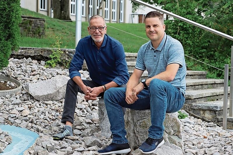 Viel Verantwortung in neuen Händen: Markus Mayer (l.) übergibt nach 17 Jahren seinem jüngeren Kollegen Roger Platzgummer die Verantwortung für die KTW in Breitenbach. Foto: CARLO LANG