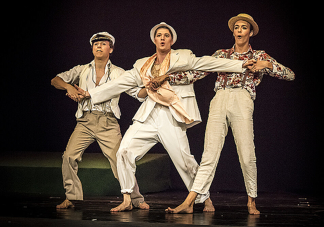 Peer Gynt begibt sich nach Tod der Mutter Ase auf Reisen. Hier tanzt er als Kapitalist und Financier mit «Freunden»: Michael Fünfschilling, Fabian Welsch (als Peer Gynt) und Joscha Schönhaus (v. l.).  Foto: ZVG/Christoph Weisse