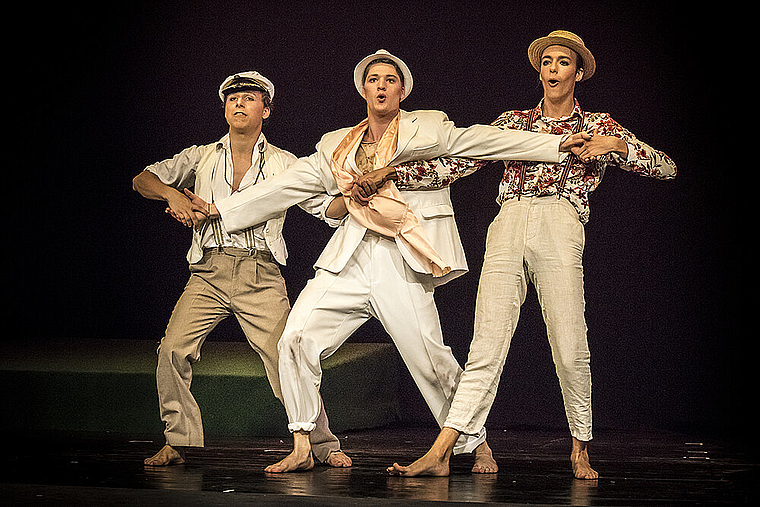 Peer Gynt begibt sich nach Tod der Mutter Ase auf Reisen. Hier tanzt er als Kapitalist und Financier mit «Freunden»: Michael Fünfschilling, Fabian Welsch (als Peer Gynt) und Joscha Schönhaus (v. l.). Foto: ZVG/Christoph Weisse