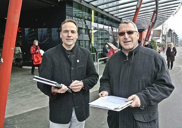 Werben für ein Hallenbad: Nicht nur die beiden BDP-Politiker Christoph Wyttenbach (l.) und Beat Böhlen sammeln Unterschriften.  Foto: Heiner Leuthardt