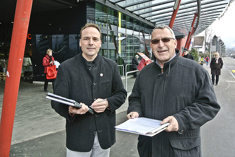 Werben für ein Hallenbad: Nicht nur die beiden BDP-Politiker Christoph Wyttenbach (l.) und Beat Böhlen sammeln Unterschriften. Foto: Heiner Leuthardt