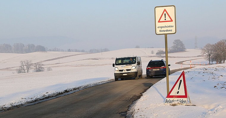 Vorsichtig kreuzen: Die Breitenbachstrasse in Wahlen ist ein geteerter Feldweg. Foto: Gini Minonzio