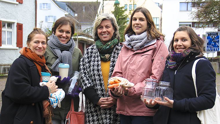 Sammeln Geld für ihr gemeinsames Projekt (v. l.): Katalin Vido, Andrea Warren, Christina Seewer, Lea Borrero und Rebekka Lehmann.  Foto: Tobias Gfeller