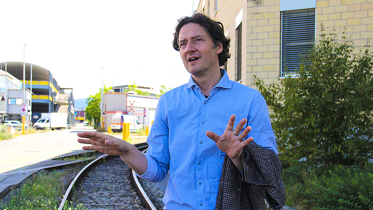 Wahrzeichen des Areals: Die mittlerweile stillgelegten Bahngleise hätten die Gestaltung des Quartiers massgeblich geprägt, erklärt Kunsthistoriker Thilo Richter. Foto: Tobias Gfeller