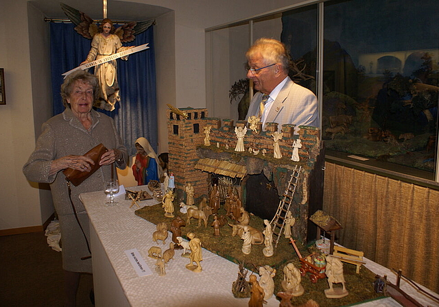 Krippe des Schweizergardisten August Benedikt Kunz: Enkelin Odile Ganter schenkte dieselbe dem Museum; rechts Mitglied Reinhold Lutz   Foto: Jürg Jeanloz