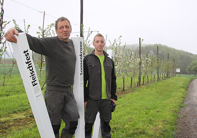 Lockpfosten: Frank Klötzli und Severin Klötzli verlocken mit witzigen Sprüchen zum Nachdenken.  Foto: Gini Minonzio