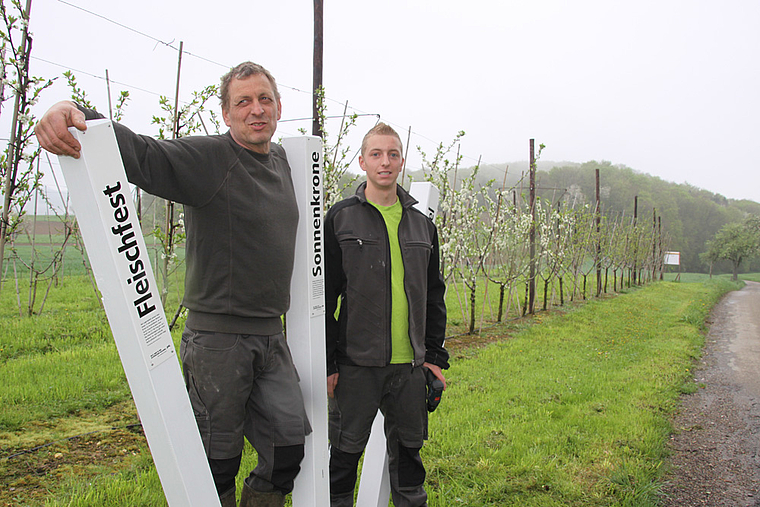 Lockpfosten: Frank Klötzli und Severin Klötzli verlocken mit witzigen Sprüchen zum Nachdenken. Foto: Gini Minonzio