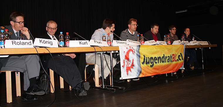 Der Jugendrat Baselland organisierte ein Podium: (v. l.) Roland König, Nationalrat Kurt Fluri, Thierry Burckhardt, Moderator Frank Linhart, Jan Fässler, Jonas Zürcher und Daniela Fischer diskutieren über die GSoA-Initiative «Ja zur Aufhebung der