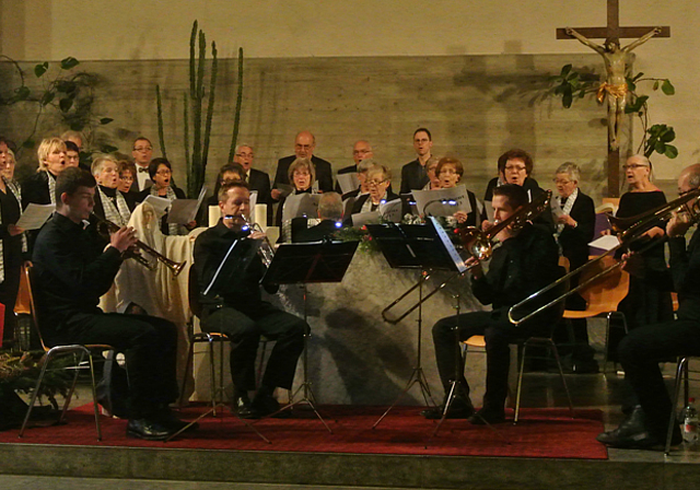 Wonnevolle Lieder: Der Kirchenchor Breitenbach und die Musikschule Laufen treten gemeinsam auf.  Foto: Bea Asper