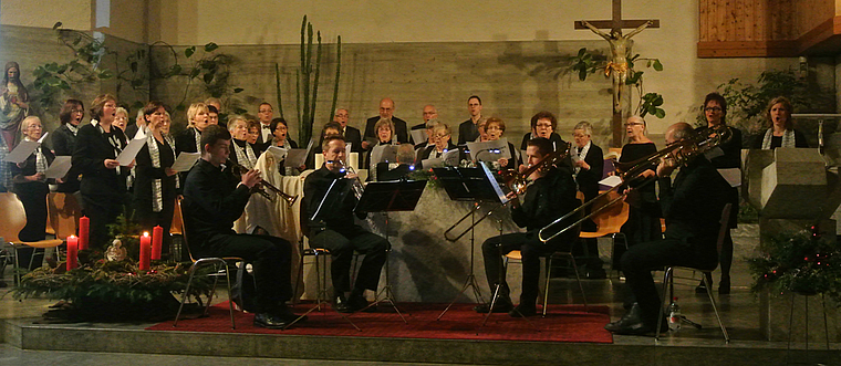 Wonnevolle Lieder: Der Kirchenchor Breitenbach und die Musikschule Laufen treten gemeinsam auf. Foto: Bea Asper