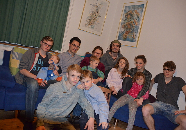 Die ganze Familie vereint: Daniela und Thomas Doss zusammen mit ihren zehn Kindern in der Stube.  Foto: Jay Altenbach