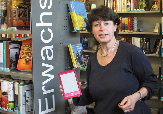 Ergänzt das klassische Buch: Yvonne Erb, die neue Präsidentin der Gemeinde- und Schulbibliothek Reinach, zeigt einen E-Book-Reader.
