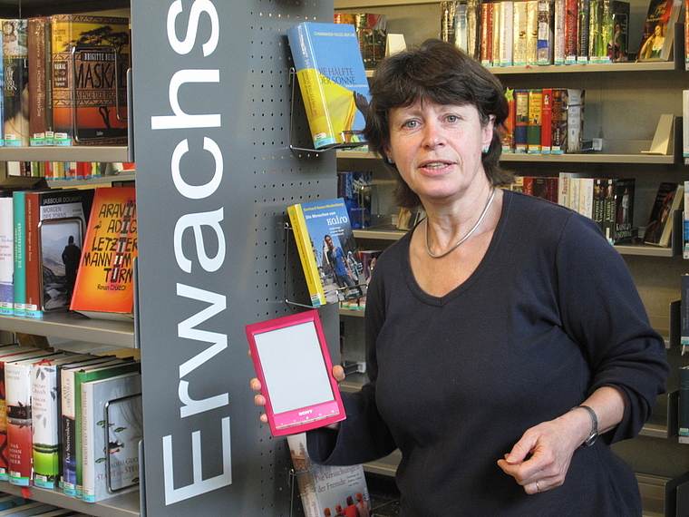 Ergänzt das klassische Buch: Yvonne Erb, die neue Präsidentin der Gemeinde- und Schulbibliothek Reinach, zeigt einen E-Book-Reader.