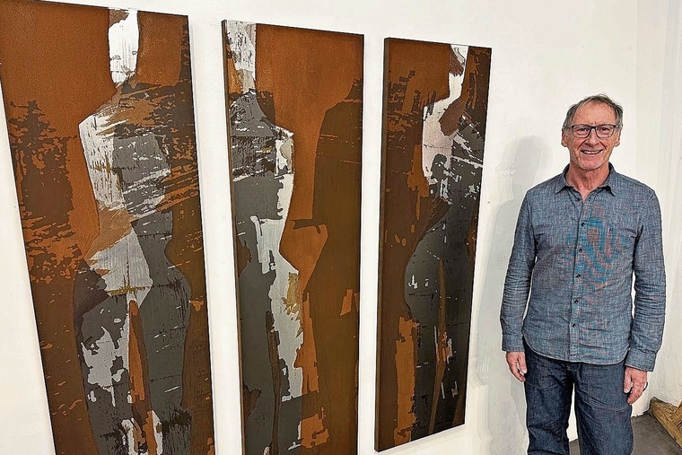 Der Künstler: Andreas Malzach anlässlich der Vernissage vor einem seiner Werke. Foto: Christian Fink    