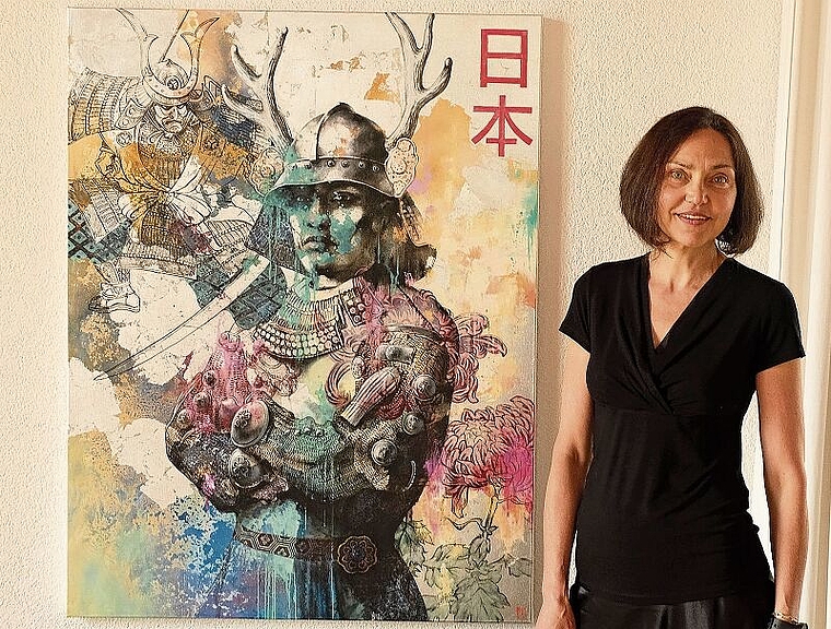 Ausdrucksstark: Irina Bugoslavska neben ihrem heroischen Samurai. Foto: Thomas Brunnschweiler