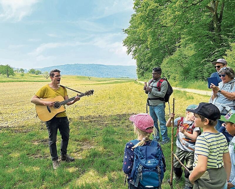 Singen im Feld: Die Kinder machten bei Flavian Grabers Wanderkonzert munter mit.Foto: Caspar Reimer