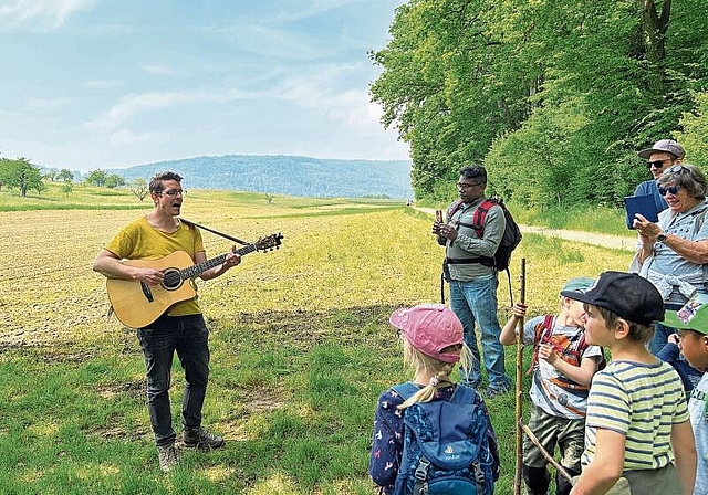Singen im Feld: Die Kinder machten bei Flavian Grabers Wanderkonzert munter mit.Foto: Caspar Reimer