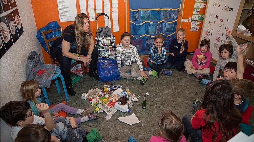 Die «Abfall-Lehrerin»: Karin Neuschwander mit den Beinwiler Kindern. 