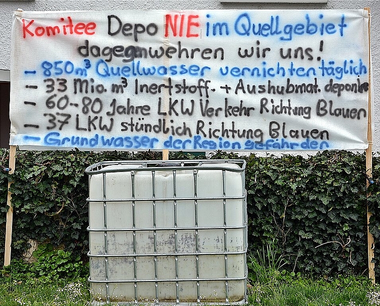 Auf den Punkt gebracht: Die Gründe für das Quellwasser und gegen die Deponie. Foto: Roland Bürki