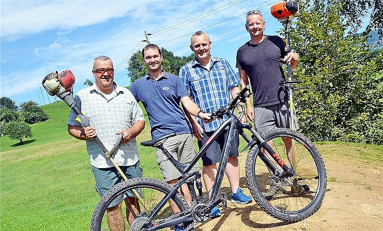 Voller Einsatz für Pumptrack und Fest: (v.l.) Karel Hügli, die beiden Vereinspräsidenten Patrick Marzetti und Martin Bucher sowie Mark Zimmermann. Foto: Roland Bürki