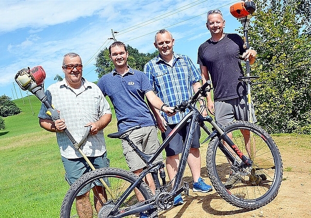 Voller Einsatz für Pumptrack und Fest: (v.l.) Karel Hügli, die beiden Vereinspräsidenten Patrick Marzetti und Martin Bucher sowie Mark Zimmermann. Foto: Roland Bürki