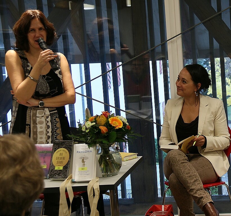 «Durstig» thematisiert das Sterbefasten: Manuela Hofstätter (l.) befragt die Autorin und Journalistin Martina Rutschmann zu ihrem