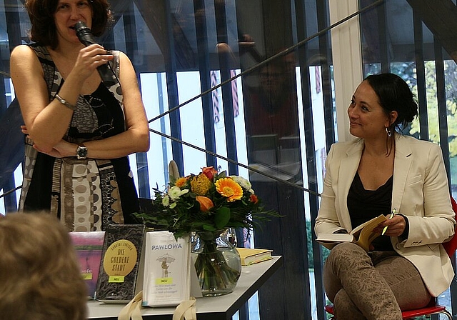 «Durstig» thematisiert das Sterbefasten: Manuela Hofstätter (l.) befragt die Autorin und Journalistin Martina Rutschmann zu ihrem
