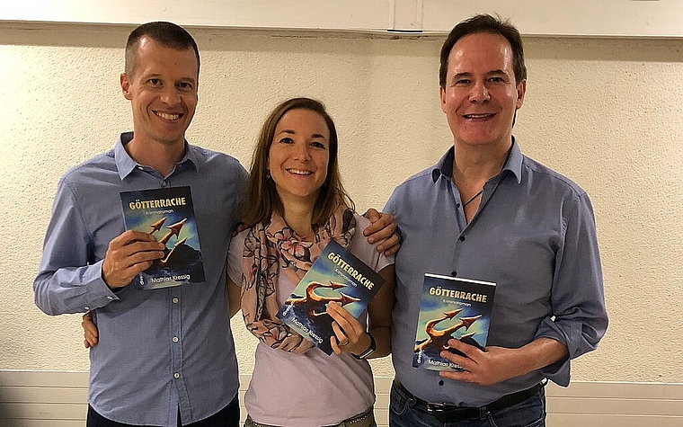 <em>Präsentieren den neuen Krimi: </em>Autor Mathias Kressig (l.) mit Co-Autorin Denise Jost-Cueni und Verleger Joerg Kressig.Foto: zvg