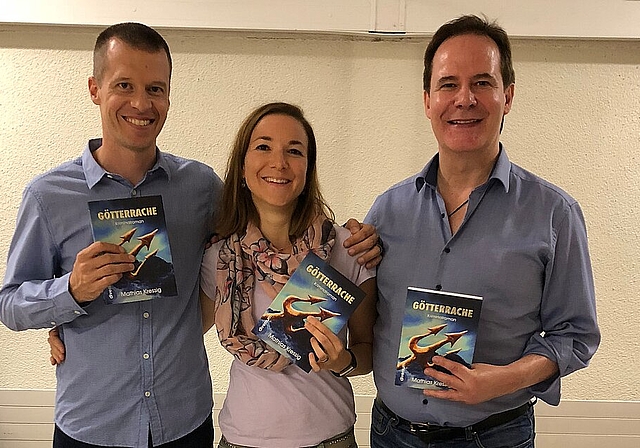 <em>Präsentieren den neuen Krimi: </em>Autor Mathias Kressig (l.) mit Co-Autorin Denise Jost-Cueni und Verleger Joerg Kressig.Foto: zvg