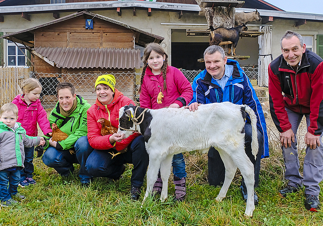 Freuen sich auf «Tiere auf dem Bauernhof»: (v. r.) Christian Schürch, Gastgeber auf dem Neuhof, Andreas Haas, OK-Präsident Tierschau, Andrea Bürgin, Ressort Kommunikation (gelbe Mütze) und Gäste. Foto: Thomas Brunnschweiler
