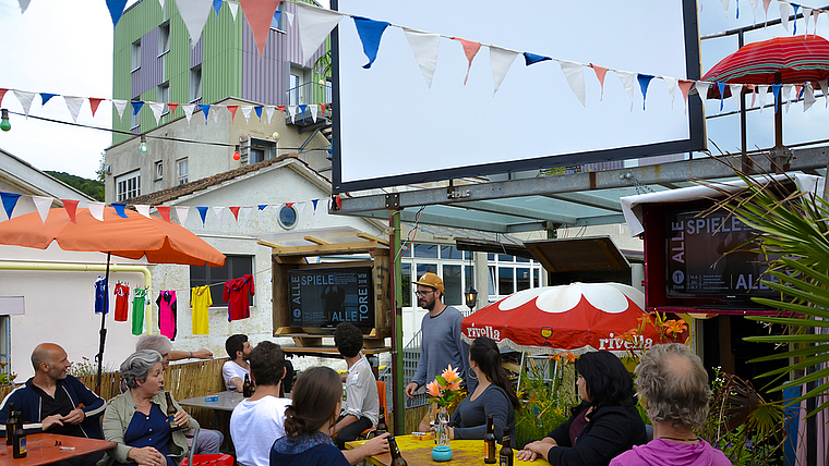 Gemeinsam brüllen, leiden, jubeln: Im 1. Stock auf dem Münchensteiner Walzwerkareal ist alles bereit fürs Public Viewing. Foto: Thomas Kramer